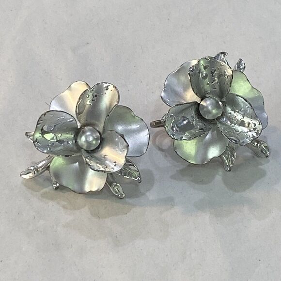 Mid Century Clip On Earrings Weeping Silver Textured Dimensional Flowers Classic - Picture 3 of 7